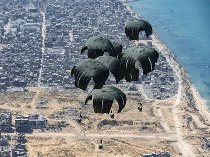 إنزال المساعدات جواً فوق غزة.. حل اضطراري محفوف بالمخاطر