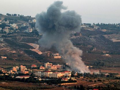 دخان يتصاعد بعد قصف إسرائيلي على قرية الخيام في جنوب لبنان. 23 يونيو 2024 - AFP