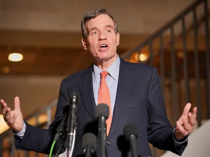 سيناتور ديمقراطي باستخبارات الشيوخ: لست متأكداً من الهدف النهائي لضربات إيران