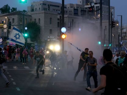 الشرطة الإسرائيلية تستخدم خراطيم المياه لتفريق احتجاج ضد حكومة رئيس الوزراء بنيامين نتنياهو في القدس. 20 مايو 2024 - AFP