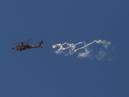 مروحية إسرائيلية من طراز أباتشي تطلق صواريخ Hellfire خلال ضربة جوية على الضفة الغربية المحتلة. 19 يونيو 2023 - AFP