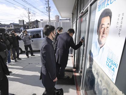 تفتيش مكتب النائب الياباني يوشيتاكا إيكيدا، الظاهر في الصورة ، في دائرته الانتخابية في ناجويا وسط اليابان. 27 ديسمبر 2023 - REUTERS