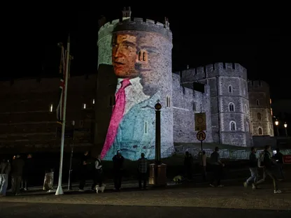 صورة تجمع الرئيس الأميركي دونالد ترمب مع رجل الأعمال الراحل المتورط في فضائح جنسية جيفري إبستين معروضة على قلعة وندسور. 16 سبتمبر 2025 - Reuters