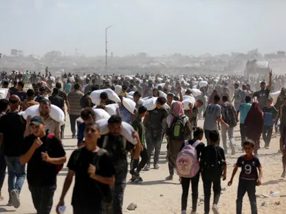 إسرائيل تقتل العشرات من منتظري المساعدات في غزة.. والأونروا: تل أبيب تجوع مليون طفل