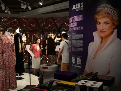 عرض ملابس للأميرة ديانا في هونج كونج قبل بيعها ضمن مزاد