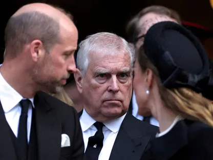 الأمير البريطاني أندرو يقف إلى جانب الأمير وليام وزوجته كاثرين أميرة ويلز، أثناء مغادرتهم كاتدرائية ويستمنستر في ختام قدّاس الـ"ريكويم" في يوم جنازة كاثرين دوقة كِنت، في لندن، بريطانيا، 16 سبتمبر 2025. - REUTERS
