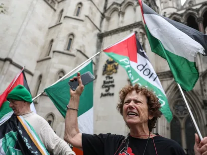 تجمع لمناصري فلسطين خارج المحكمة العليا في لندن، بريطانيا. 30 يوليو 2025 - Reuters