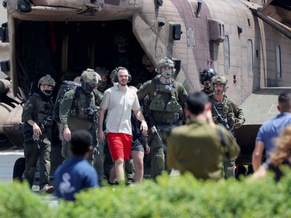 أحد الرهائن الإسرائيليين يتوسط جنود الجيش في أعقاب الإعلان عن عملية عسكرية بمخيم النصيرات لتحريره بالإضافة إلى 3 آخرين. 8 يونيو 2024 - Reuters