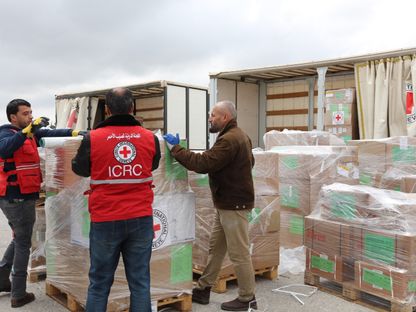 موظفون تابعون للجنة الدولية للصليب الأحمر خلال استلام مساعدات مقدمة للشعب السوداني. 30 أبريل 2023 - AFP