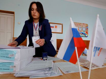 مسؤولة محلية بمفوضية الانتخابات بإقليم دونيتسك شرقي أوكرانيا تعمل على تجهيز أوراق الاقتراح في انتخابات الرئاسة الروسية. 8 مارس 2024 - Reuters