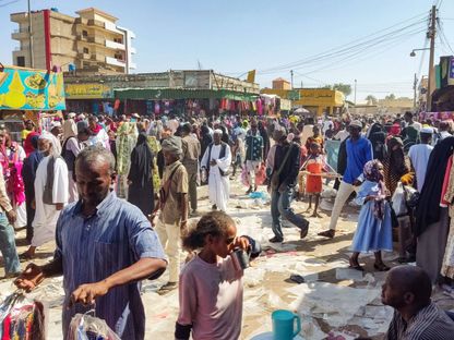سودانيون يتسوقون قبل احتفالات عيد الفطر في سوق بمدينة القضارف بشرق السودان. 8 أبريل 2024 - AFP