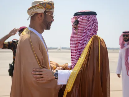 وزيرا خارجية السعودية وعمان يبحثان الأوضاع الإقليمية ويؤكدان أهمية ضمان الملاحة في هرمز