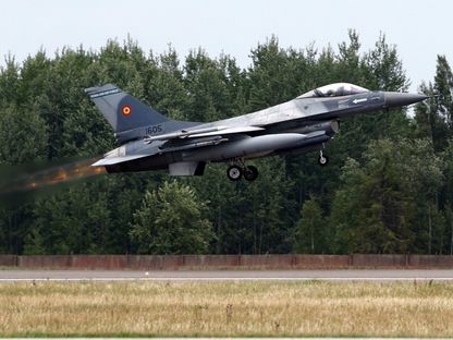 مقاتلة من طراز F-16 تابعة للقوات الجوية الرومانية تقلع من قاعدة سياولياي الجوية. 4 يوليو 2023 - REUTERS