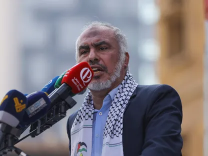 غازي حمد لـ"الشرق": الاتفاق رزمة كاملة تشمل السلاح وانسحاب إسرائيل ودخول لجنة غزة وحل المليشيات