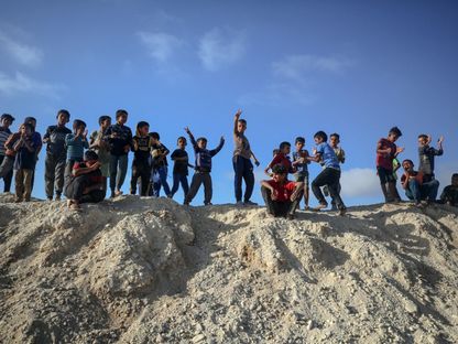 أطفال فلسطينيون في خان يونس بقطاع غزة. 3 مايو 2024 - AFP