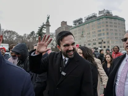 عمدة مدينة نيويورك، زهران ممداني، في ساحة جراند آرمي بلازا بحي بروكلين في مدينة نيويورك، الولايات المتحدة. 2 يناير 2026 - Reuters