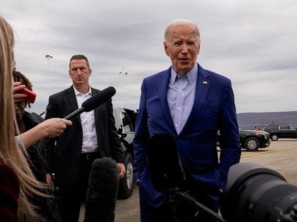 الرئيس الأميركي جو بايدن يتحدث إلى الصحافيين قبل ركوب طائرة الرئاسة في طريقه إلى بيتسبرج بولاية بنسلفانيا- 17 أبريل 2024 - Reuters