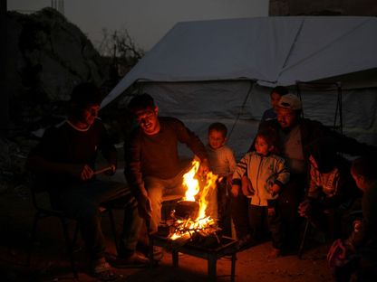 نازحون فلسطينيون بالقرب من أنقاض منزلهم الذي دمرته إسرائيل في جباليا بشمال قطاع غزة. 29 يناير 2025 - REUTERS