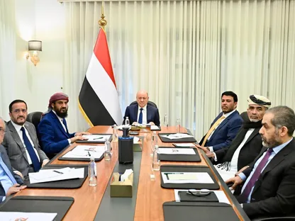 اليمن.. مجلس القيادة الرئاسي يناقش مع الحكومة تنفيذ إجراءات الردع المتكامل