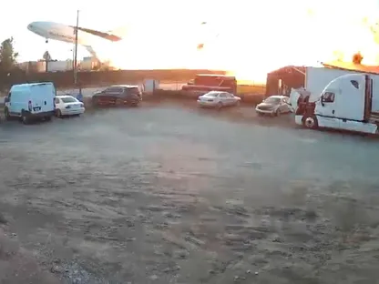 لقطة شاشة لتحطم طائرة UPS في مقر الشحن العالمي في لويفيل، كنتاكي، 4 نوفمبر 2025 - Kentucky Truck Parts & Service