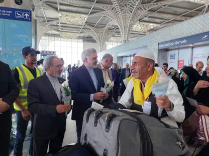 وصول عدد من المعتمرين الإيرانيين لمطار المدينة المنورة وفي استقبالهم السفير الإيراني لدى السعودية علي رضا عنايتي. 22 أبريل 2024 - twitter/Ali_RezaEnayati