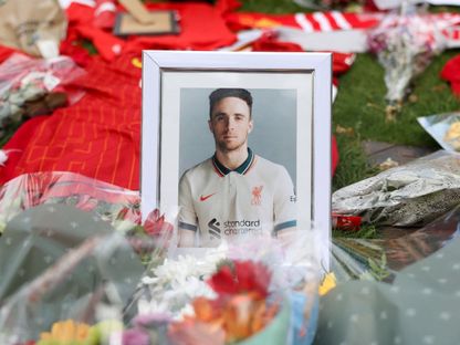 صورة لاعب كرة القدم البرتغالي ديوجو جوتا وسط الزهور خارج ملعب آنفيلد في ليفربول. 4 يوليو 2025 - REUTERS