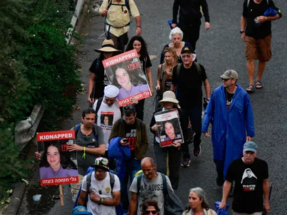 عائلات أسرى إسرائيليين تبدأ مسيرة احتجاجية إلى مقر نتنياهو