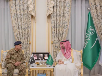 وزير الدفاع السعودي وقائد جيش باكستان يبحثان مواجهة الاعتداءات على المملكة وفق "اتفاقية مكة"