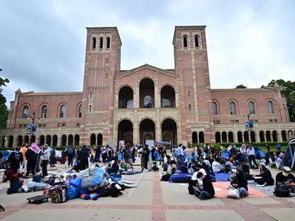 طلاب مؤيدون للفلسطينيين يتجمعون في الساحة في جامعة كاليفورنيا في لوس أنجلوس، الولايات المتحدة. 25 أبريل 2024 - AFP