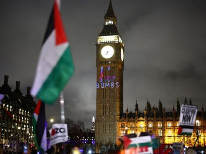 متظاهرون معارضون للحرب الإسرائيلية في غزة بالقرب من مقر البرلمان البريطاني في لندن. 21 فبراير 2024 - AFP
