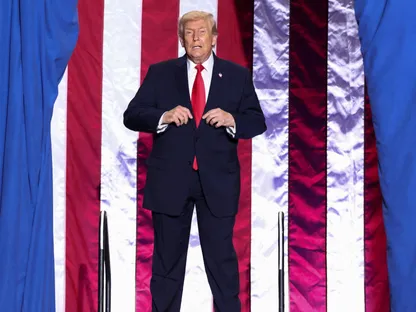 ترمب يقلل من مخاوف انخفاض الدولار: يمكنني التلاعب به مثل "اليويو"