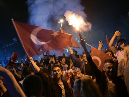 أنصار حزب الشعب الجمهوري المعارض يحتفلون خارج مبنى بلدية إسطنبول، 31 مارس 2024 - AFP