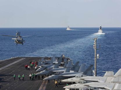 حاملة الطائرات الأميركية USS Abraham Lincoln أثناء عبورها مضيق هرمز . 19 نوفمبر 2019 - REUTERS