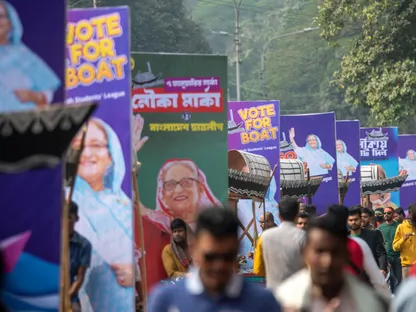 طلاب يحملون لافتات رئيسة الوزراء الشيخة حسينة يحتفلون بيوم تشكيل رابطة تشاترا البنجلاديشية، الجناح الطلابي لحزب "رابطة عوامي" في جامعة دكا. 4 يناير 2024 - Reuters