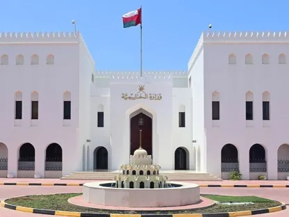 سلطة عمان: إصابة 4 بعد استهداف ناقلة نفط في مضيق هرمز