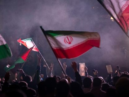 إيرانيون يحتفلون بالهجوم على إسرائيل وسط العاصمة طهران. 14 أبريل 2024 - AFP