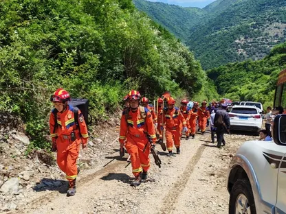 الصين.. انهيار أرضي يحاصر 16 شخصاً في إقليم قانسو