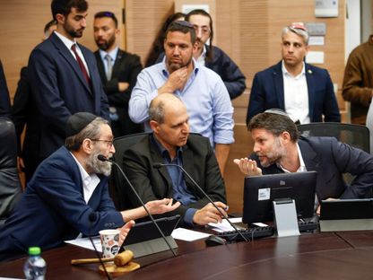 وزير المالية الإسرائيلي المتطرف بتسلئيل سموتريتش (الأول من اليمين) أثناء حضوره اجتماع اللجنة المالية في البرلمان. 13 يناير 2025 - Reuters