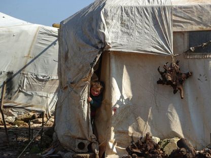 طفل سوري في مخيم للنازحين السوريين بسبب الزلزال في شمال غرب محافظة حلب. 2 فبراير 2024 - AFP