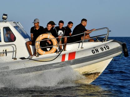 قارب خفر السواحل التونسية يقل مهاجرين غير شرعيين بعد إحباط عملية الهجرة. 10 أغسطس 2023 - AFP
