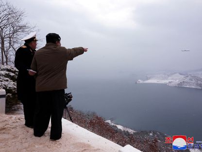 الزعيم الكوري الشمالي كيم جونج أون يحضر اختبار صاروخ كروز تم إطلاقه من غواصة في مكان غير معلوم بكوريا الشمالية في صورة نشرتها وكالة الأنباء المركزية الكورية. 28 يناير 2024 - Reuters