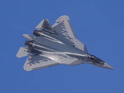 طائرة سوخوي SU-57 تؤدي عرضاً جوياً في معرض دبي للطيران في دبي، الإمارات العربية المتحدة، 17 نوفمبر 2025. - REUTERS