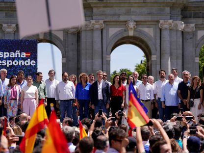 زعيم المعارضة الإسبانية ورئيس حزب الشعب اليميني ألبرتو نونيز فيجو يشارك في احتجاج ضد الحكومة في ساحة الاستقلال بالعاصمة مدريد. 26 مايو 2024 - Reuters