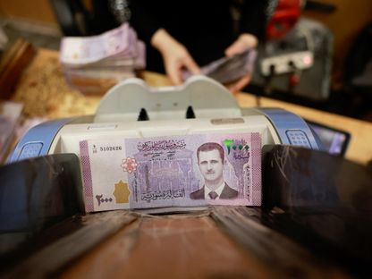 موظف يعدّ النقود في البنك المركزي السوري بعد الإطاحة بالرئيس السوري السابق بشار الأسد في دمشق. سوريا 16 ديسمبر 2024 - reuters