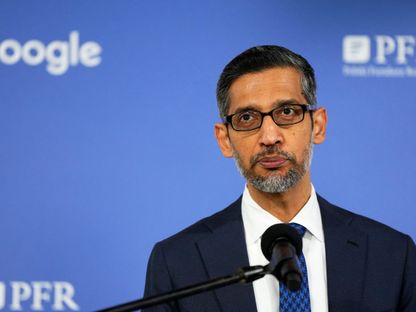 الرئيس التنفيذي لشركة ألفابت سوندار بيتشاي يتحدث إلى وسائل الإعلام عقب اجتماعه مع رئيس الوزراء البولندي دونالد تاسك في وارسو. 13 فبراير 2025 - Reuters