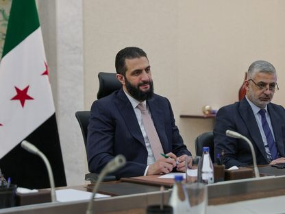الرئيس السوري أحمد الشرع خلال اجتماع مع وزير الأوقاف محمد أبو الخير شكري وعدد من مسؤولي الوزارة،. 3 مايو 2025 - @SanaAjel