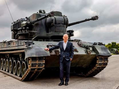 المستشار الألماني أولاف شولتز أمام دبابة مزودة بمدافع مضادة للطائرات من طراز جيبارد خلال تدريب للقوات الأوكرانية في ألمانيا. 25 أغسطس 2022 - Reuters