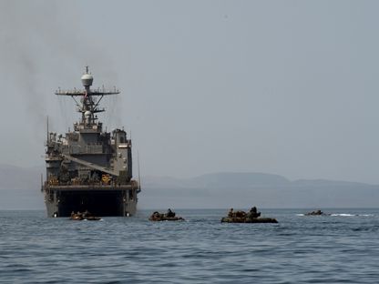 مركبات برمائية تتجه نحو سفينة تابعة للبحرية الأميركية في خليج عدن. 15 أغسطس 2019 - Reuters