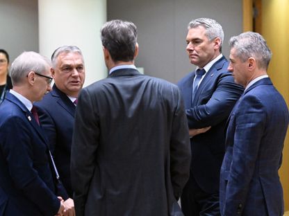 رئيس الوزراء البلغاري نيكولاي دينكوف (يسار) ورئيس الوزراء المجري فيكتور أوربان (الثاني من اليسار) ورئيس الوزراء النمساوي كارل نيهامر (الثاني من اليمين) ورئيس الوزراء السلوفيني روبرت جولوب (يمين) خلال قمة قادة الاتحاد الأوروبي في بروكسل. 14 ديسمبر 2023 - AFP