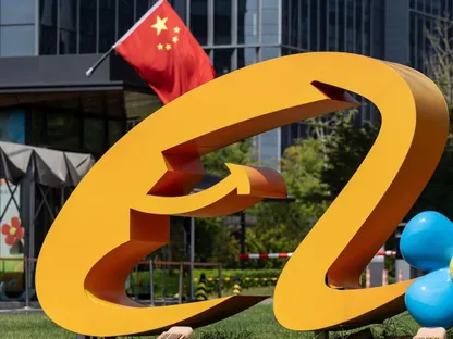 علامة علي بابا التجارية تظهر أمام أحد مقارها في الصين. 9 أكتوبر 2024 - Bloomberg